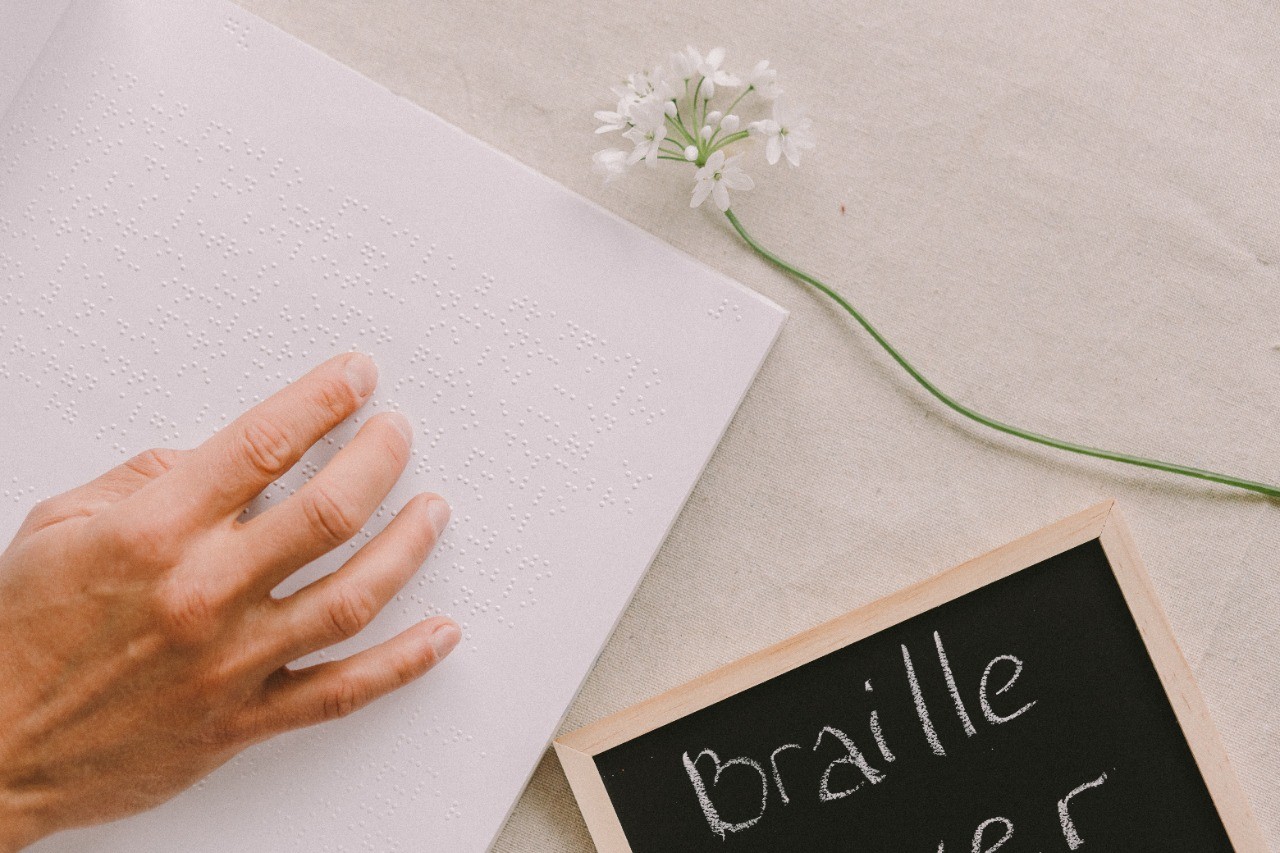 Leia mais sobre o artigo IMPRESSÃO EM BRAILLE — COMO CONQUISTAR MAIS CLIENTES E FORTALECER SUA MARCA COM EMBALAGENS INCLUSIVAS